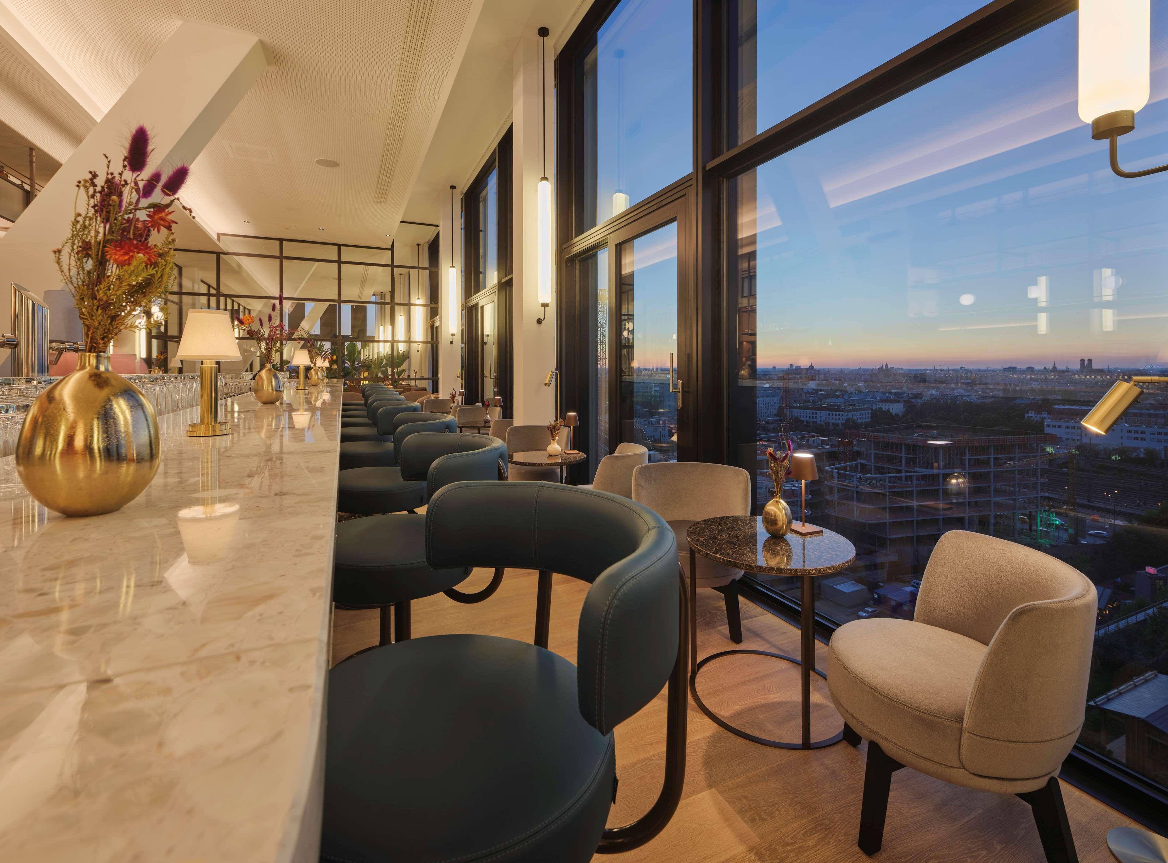 Bar/Salón Adina Apartment Hotel Munich