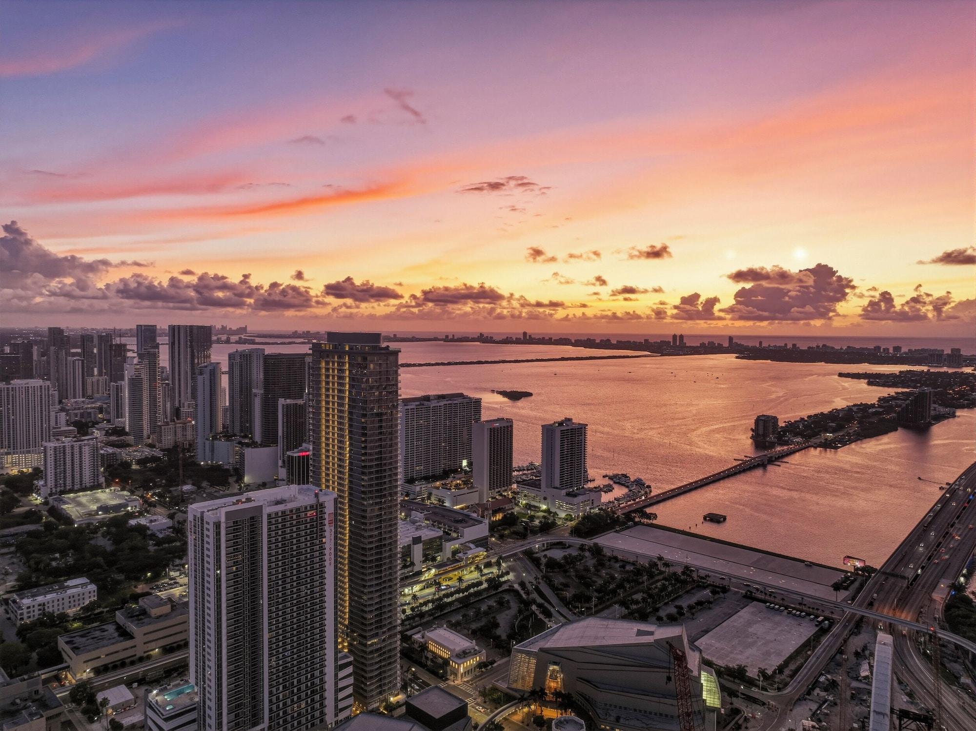 Vista Exterior E11EVEN Presidential Penthouses