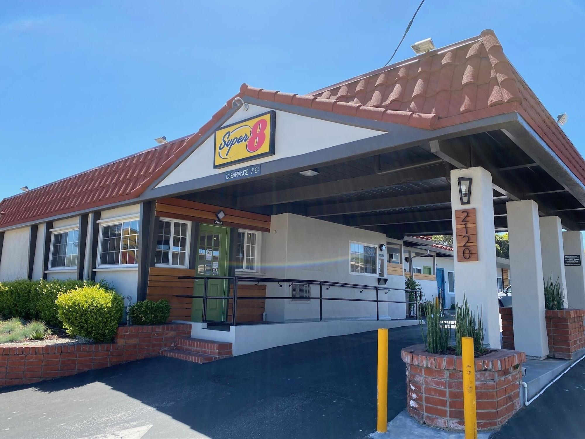 Varios Super 8 by Wyndham Monterey