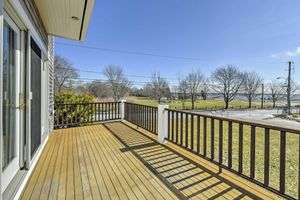 Alquiler Vacacional - Multi-level Marion House: Loft, Deck + Ocean Views
