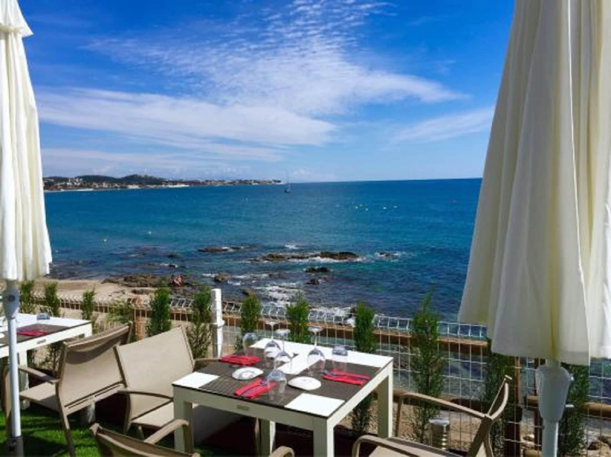 Bar/Salón Apartment on the beachfront