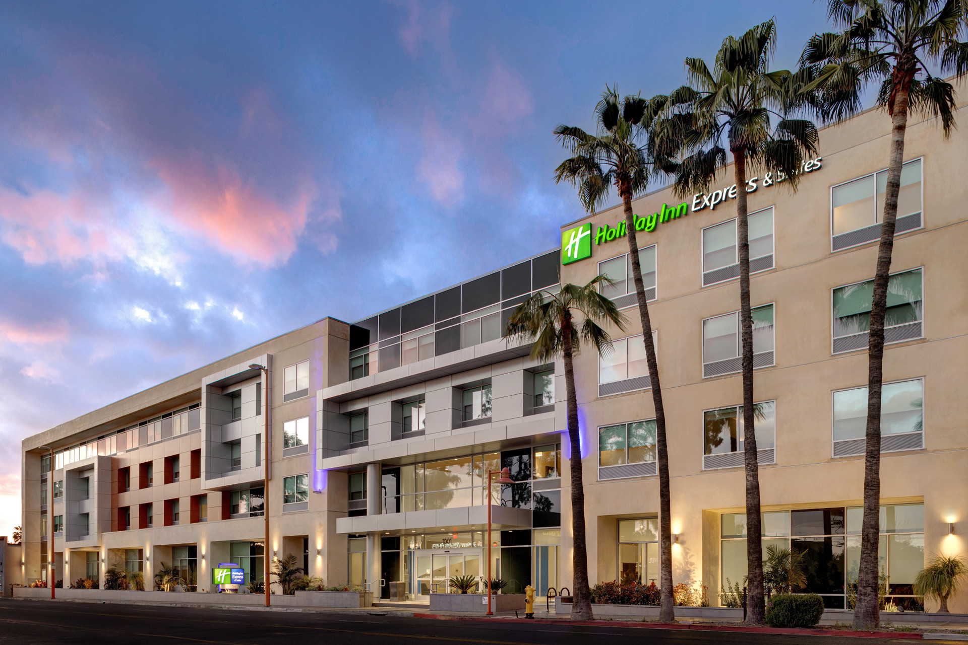 Vista Exterior Holiday Inn Express and Suites GLENDALE DOWNTOWN