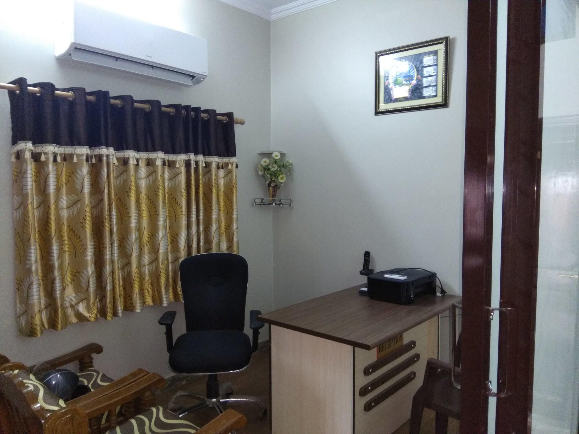 Varios Hotel Zamarrud Palace