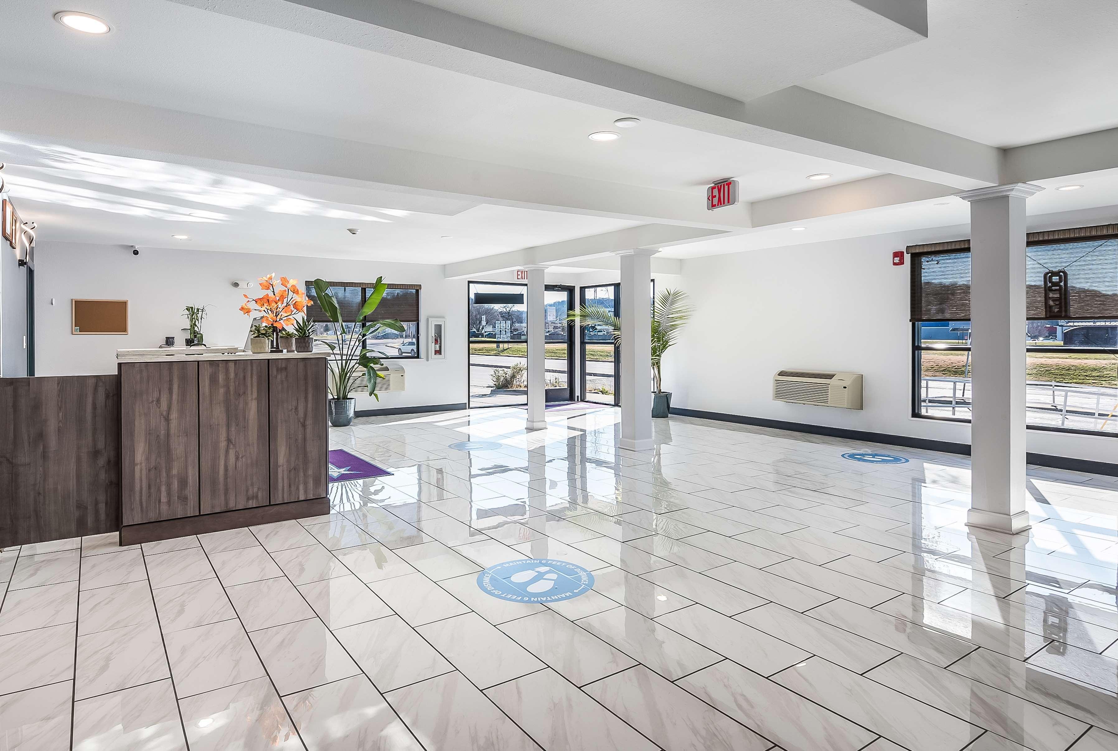 Vista Lobby Americas Best Value Inn East Peoria