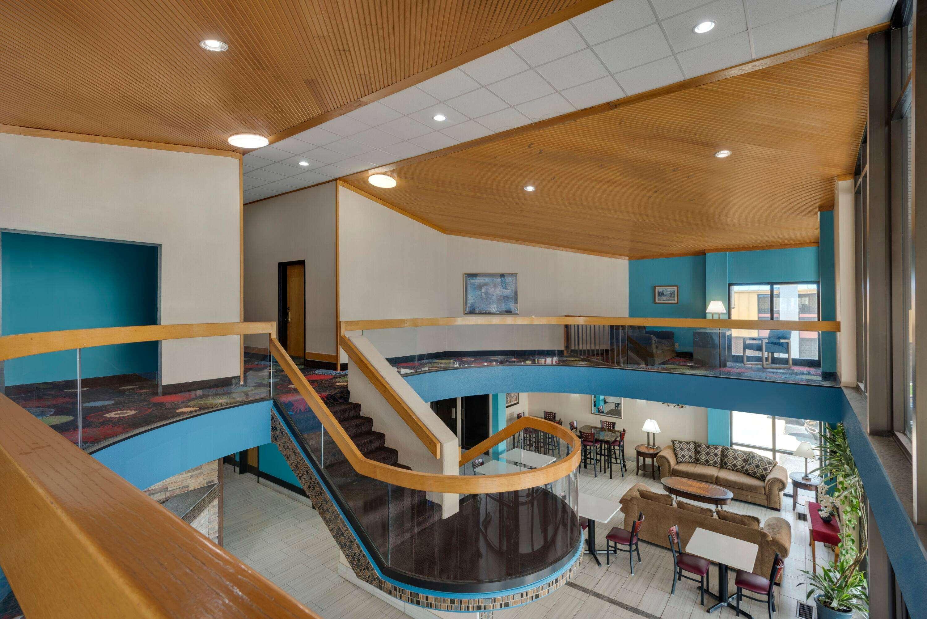 Vista Lobby Baymont by Wyndham Muncie Ball State U