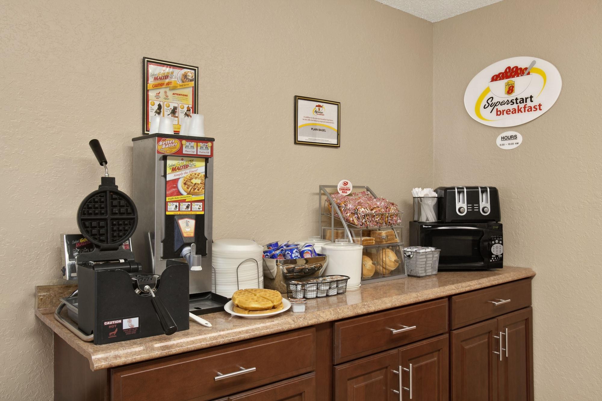 Restaurant Super 8 by Wyndham Massena NY