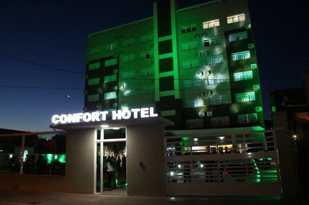 Vista da fachada Confort Fronteira Hotel