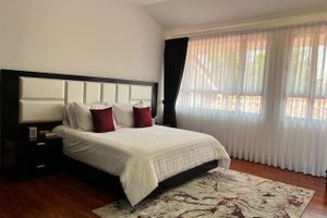 Alquiler Temporario - Mansión Moderna de Lujo • 9 Suites Privadas • Sala Cinema • Perfecta para Grupos