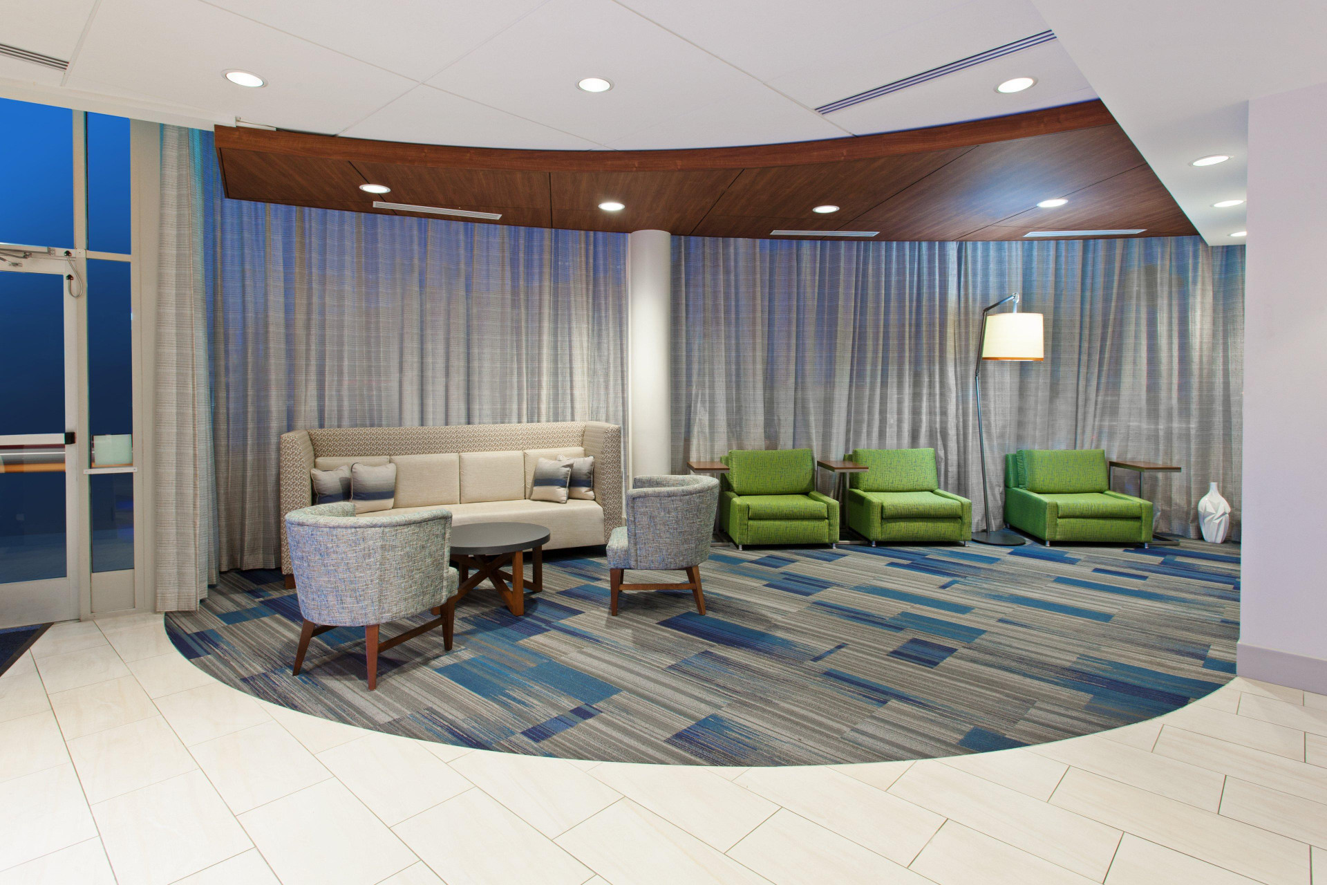 Vista Lobby Holiday Inn Express West Los Angeles by IHG