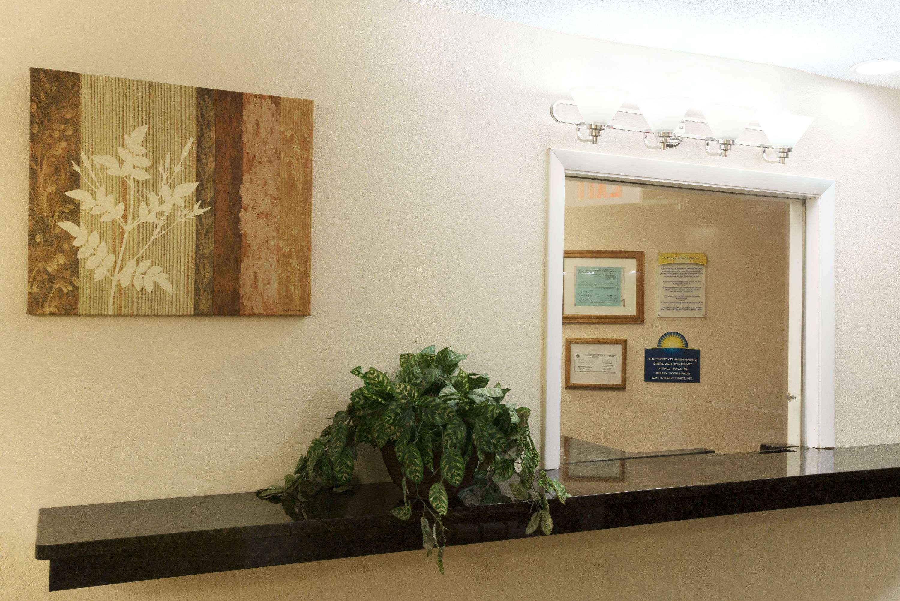 Vista Lobby Days Inn by Wyndham Indianapolis East Post Road
