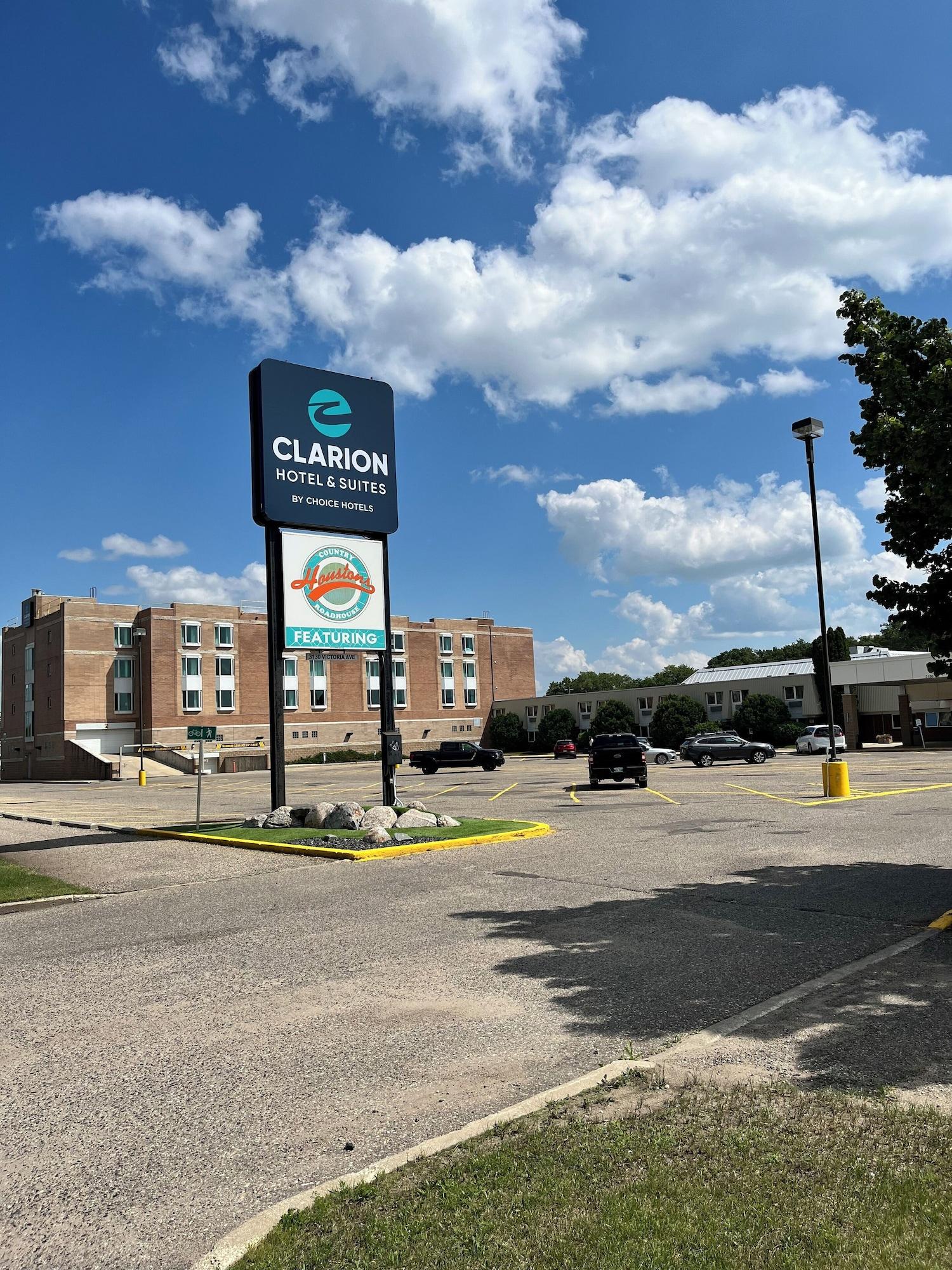 Vista Exterior Clarion Hotel & Suites
