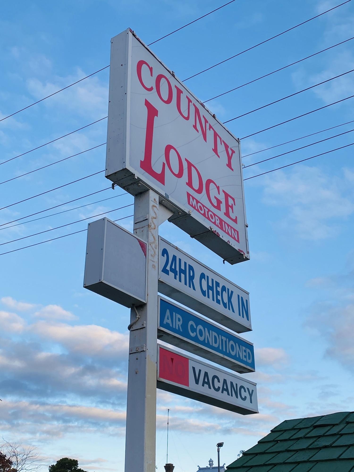 Vista Exterior County Lodge Motor Inn