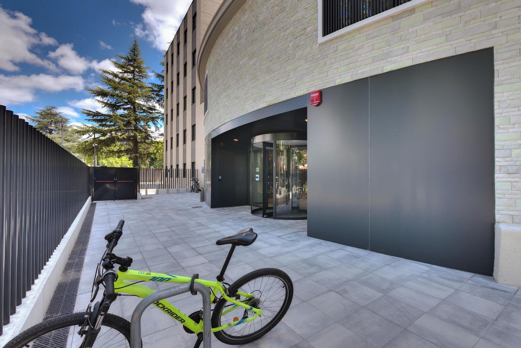 Vista Exterior Livensa Living Pamplona Albergue Juvenil