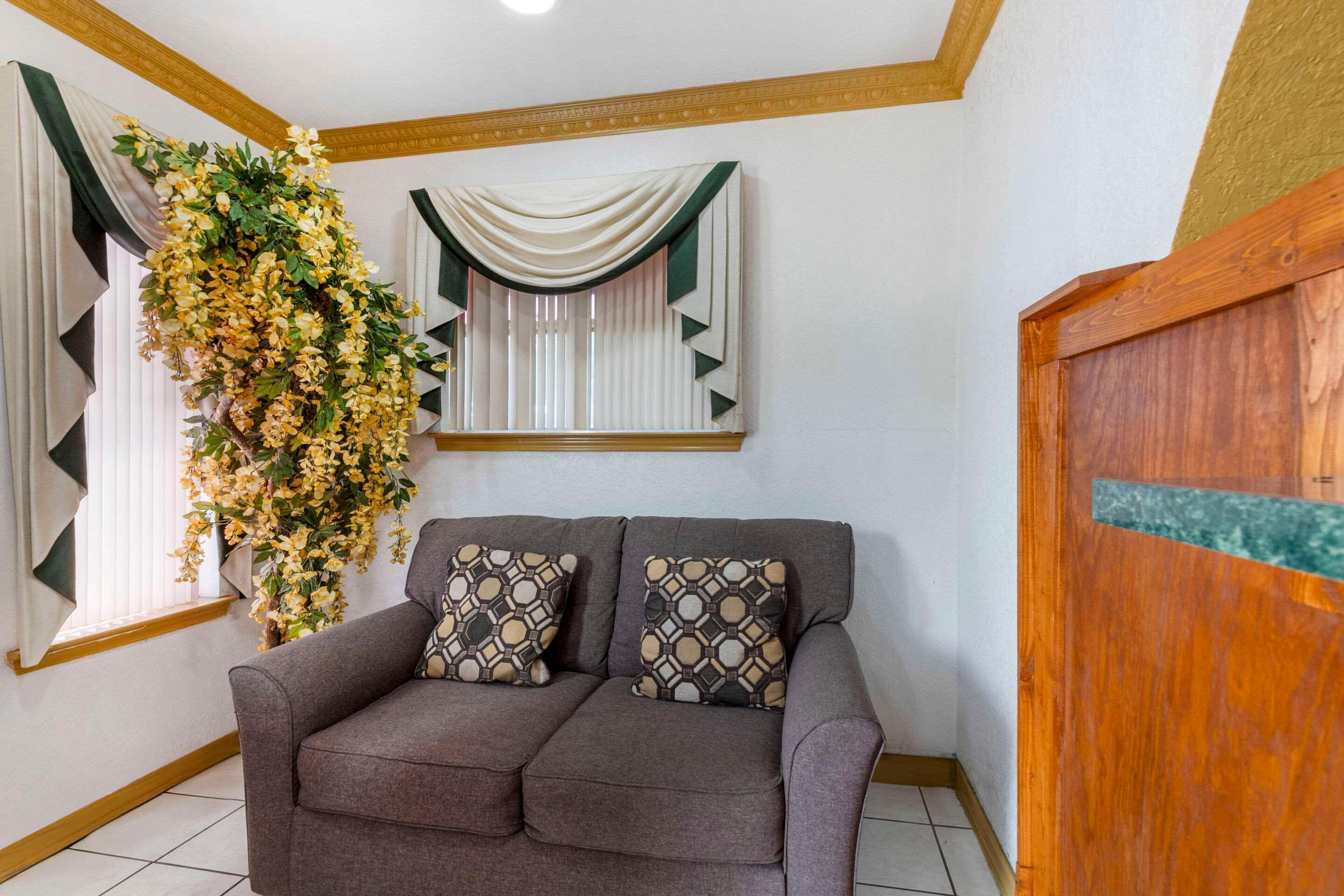 Vista Lobby Econo Lodge Inn & Suites Near Lackland AFB