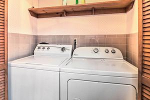 Alquiler Vacacional - 1 Mi to Beach: Quiet West Dennis Escape w/ Sunroom