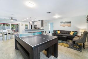 Alquiler Vacacional - *Tropical SPA! Hot tub, ping pong table, 5 min to BEACH, airport, & downtown!*