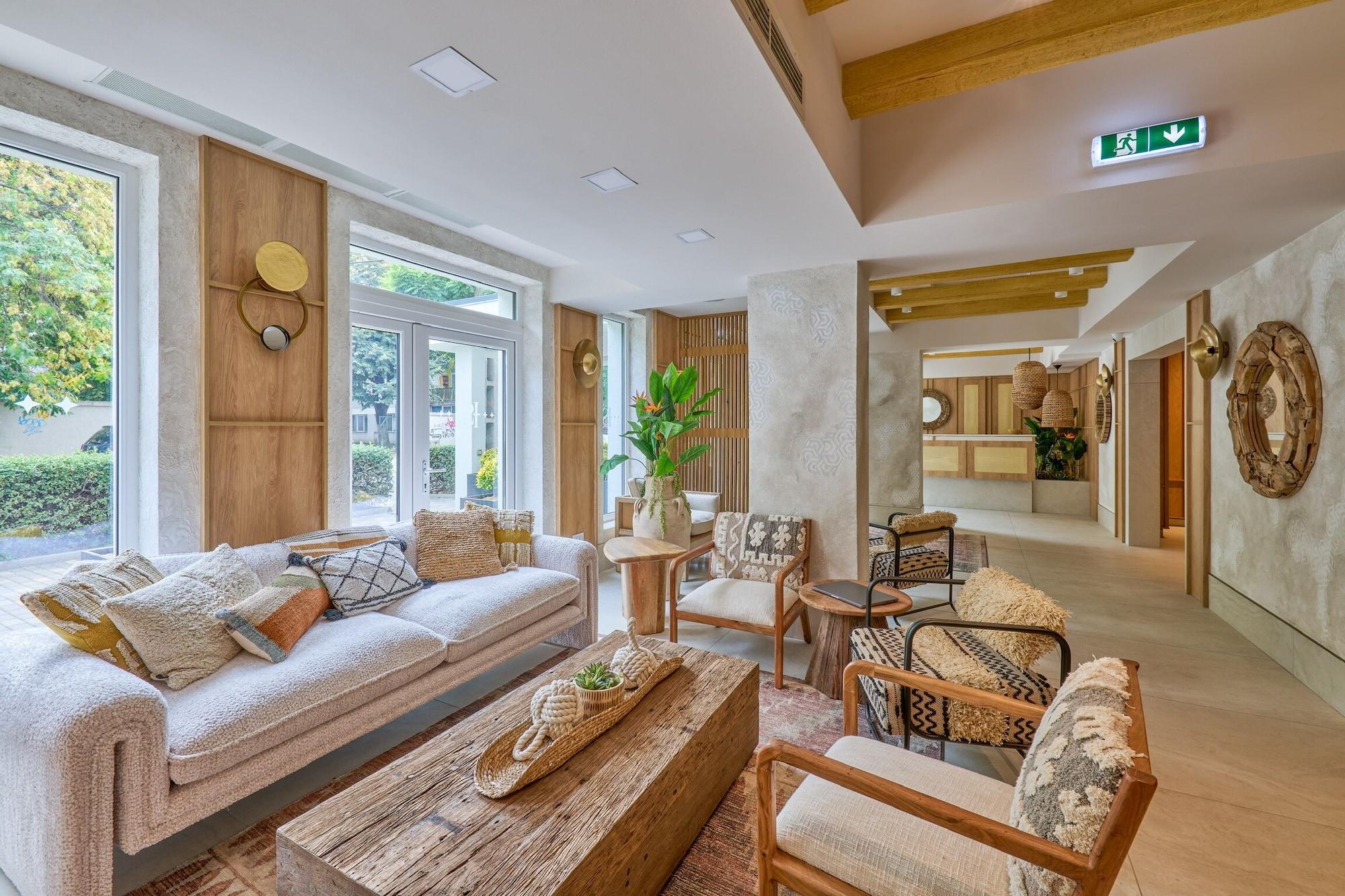 Varios Serenity Hotel