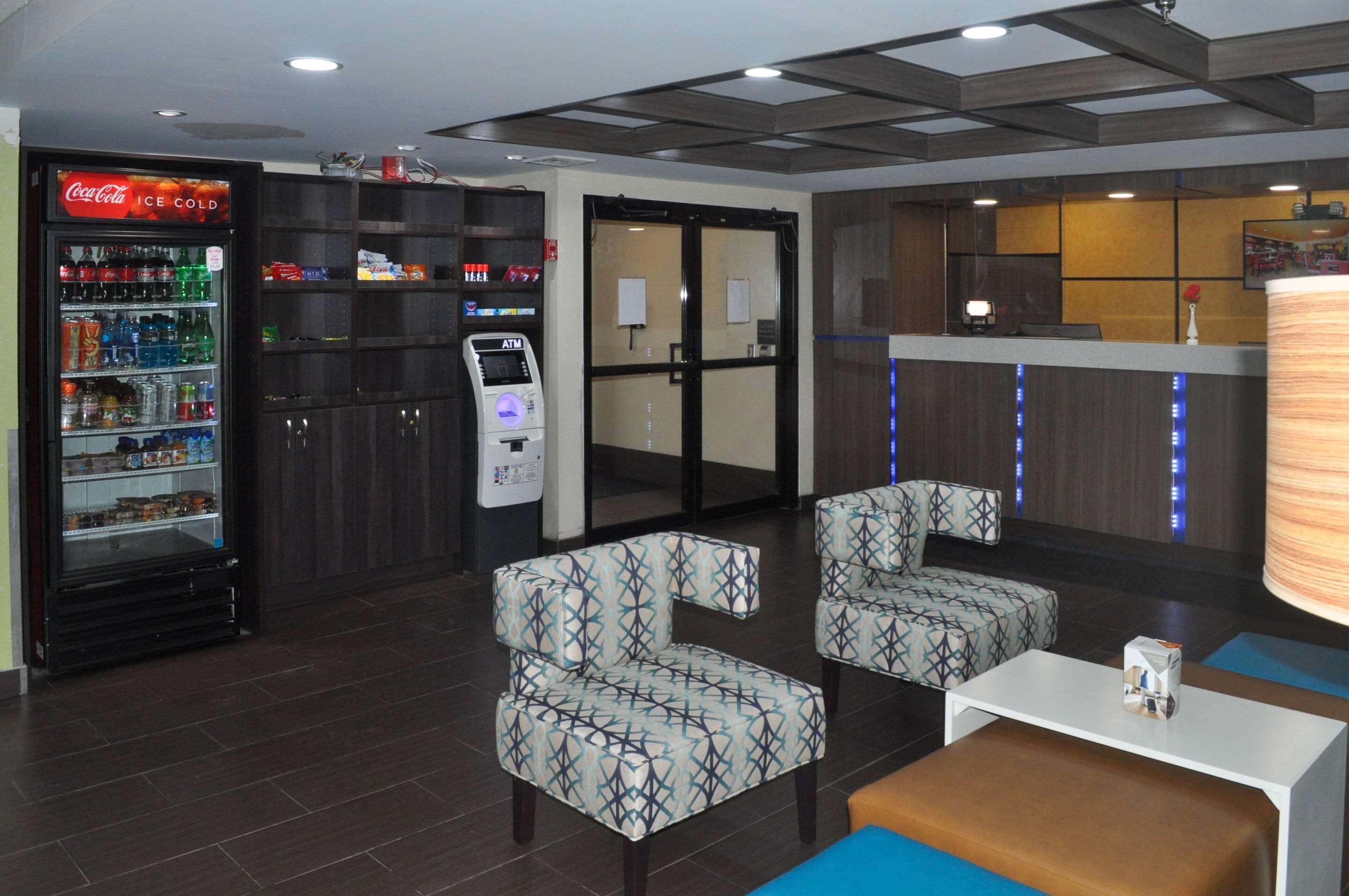 Vista Lobby Clarion Pointe Savannah Gateway I-95