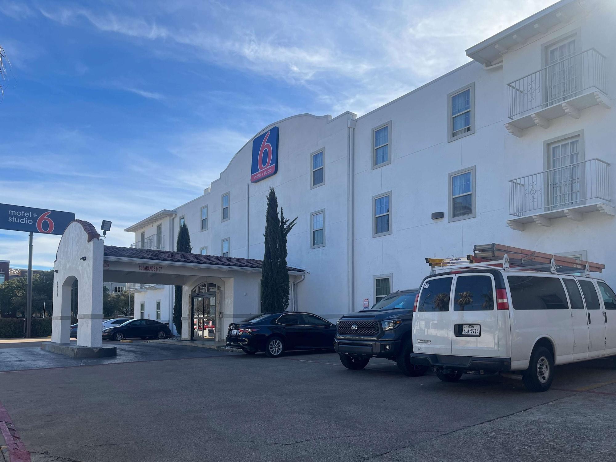 Varios Motel 6 Dallas, TX – Downtown