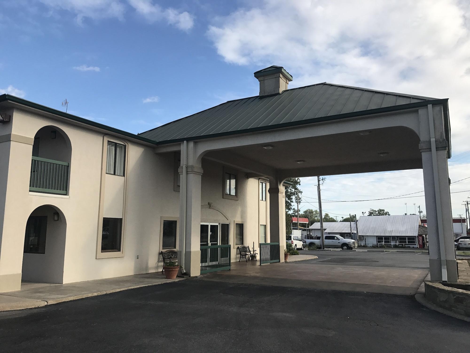Vista Exterior Quality Inn Three Rivers