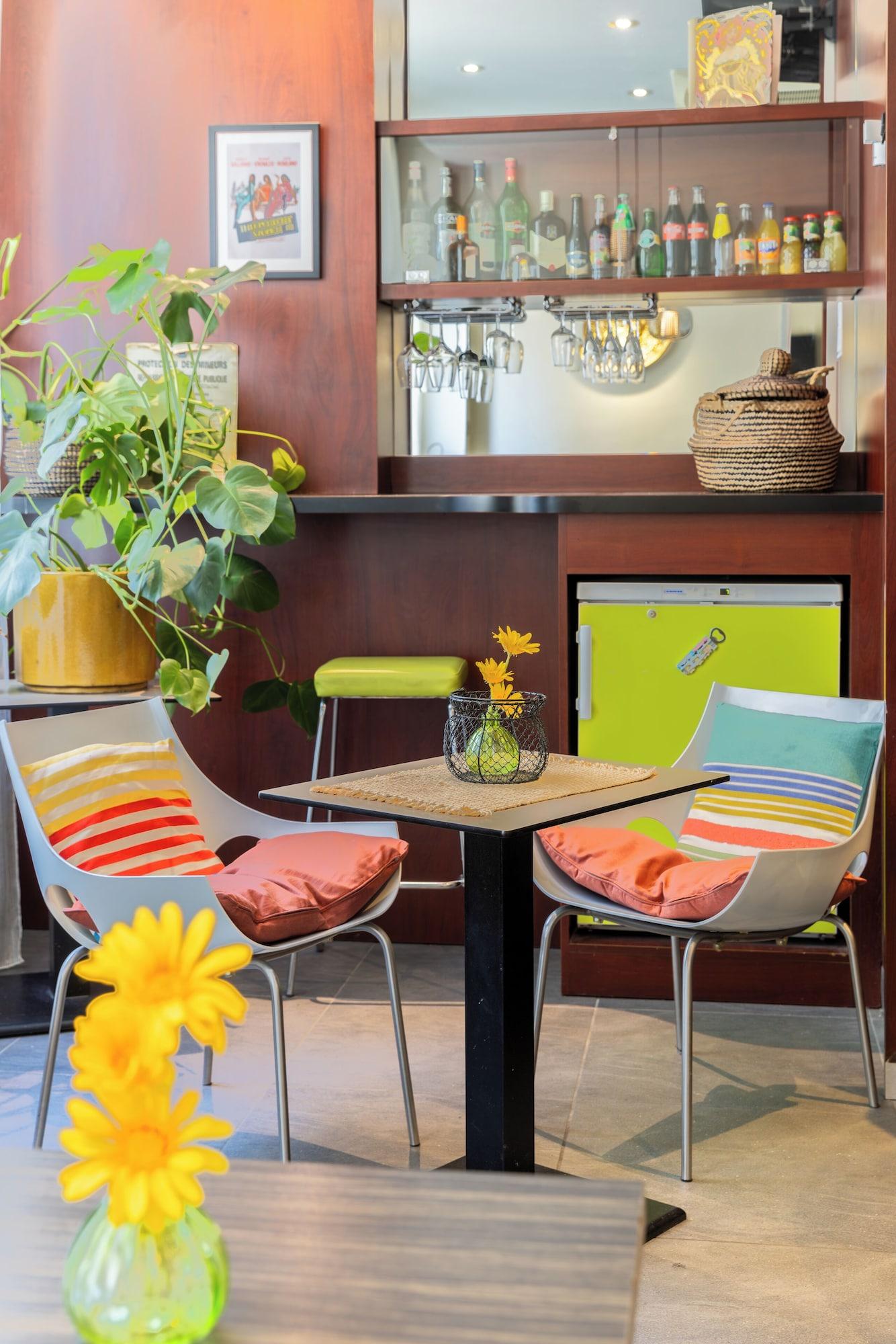 Bar/Salón ACCUEIL HOTEL PARIS PIGALLE MONTMARTRE – Hôtel rénové