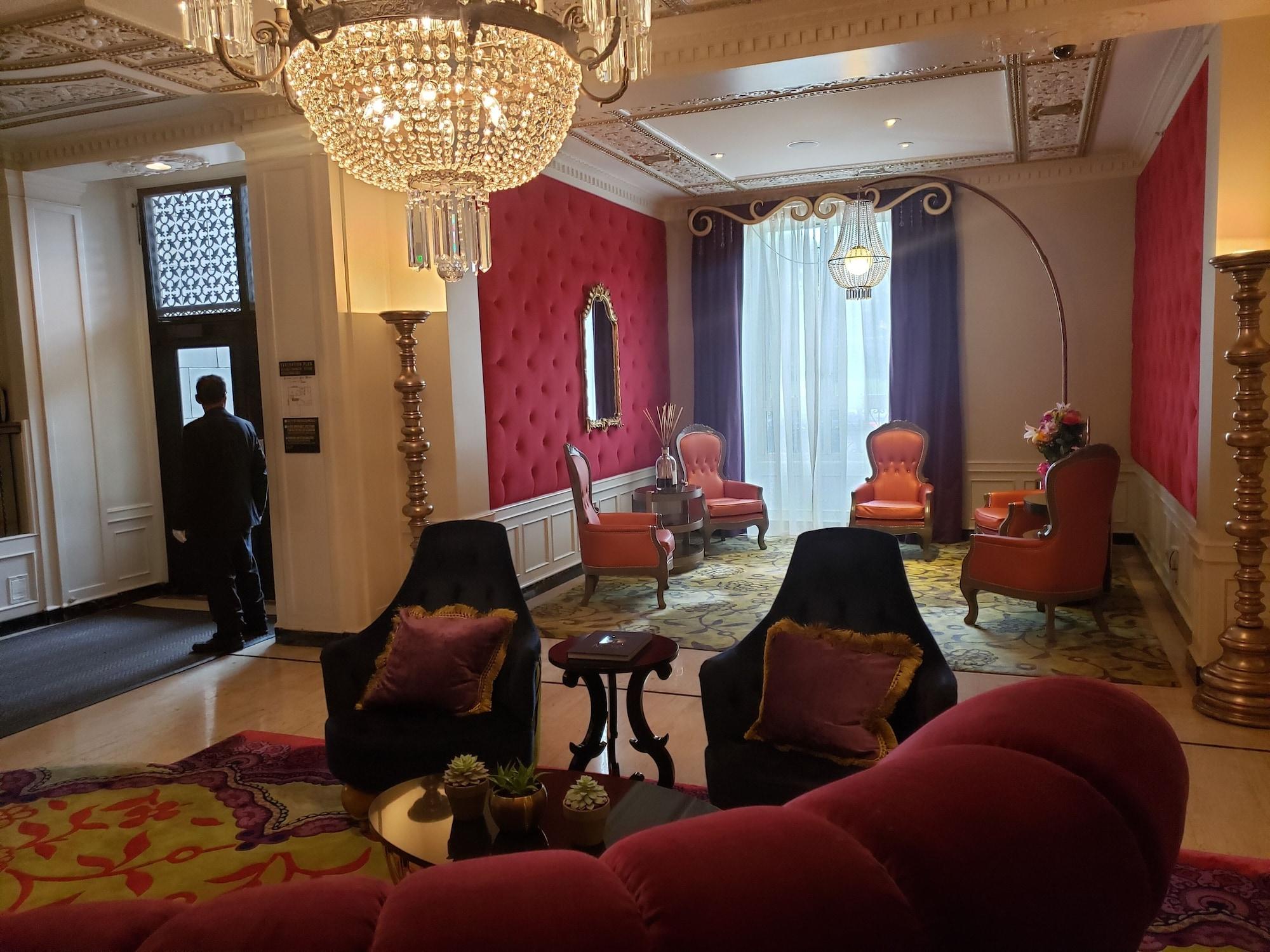 Vista Lobby Huntington Hotel