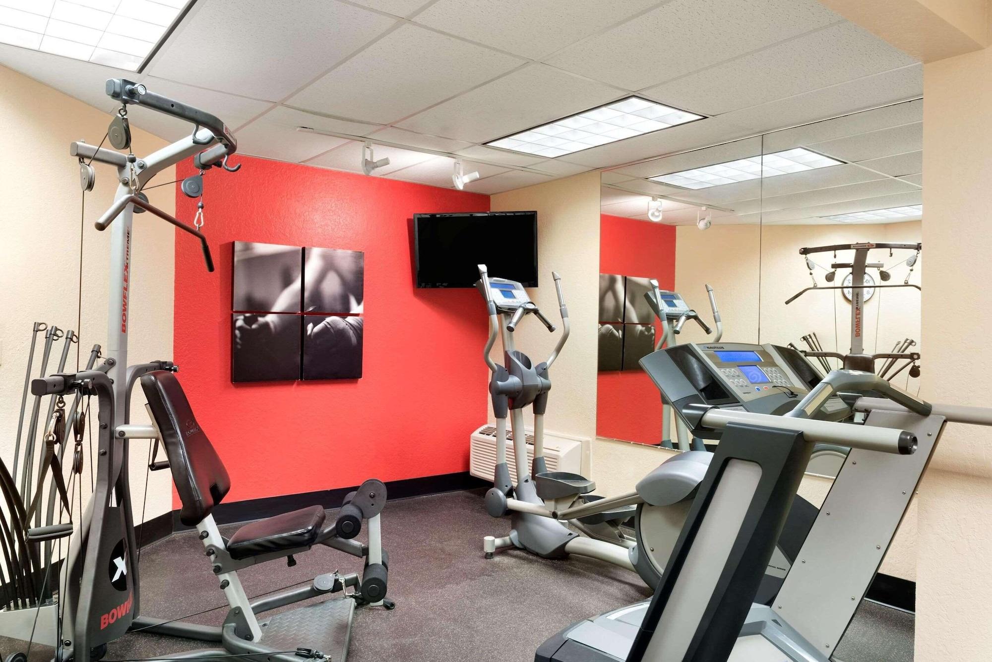 Gimnasio Country Inn & Suites by Radisson, Cedar Rapids Airport, IA