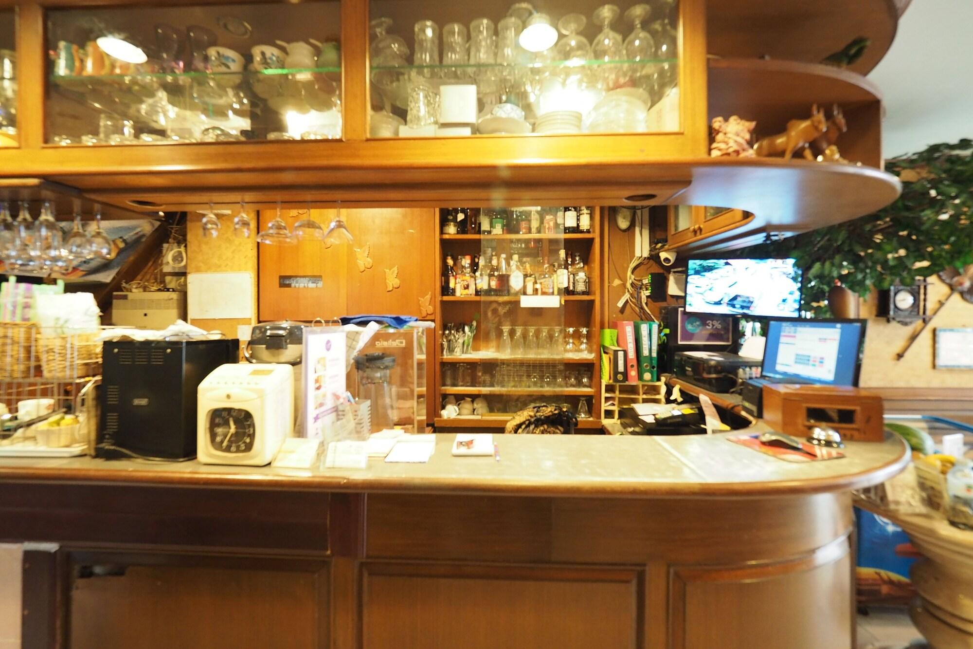 Bar/Salón Honey House1