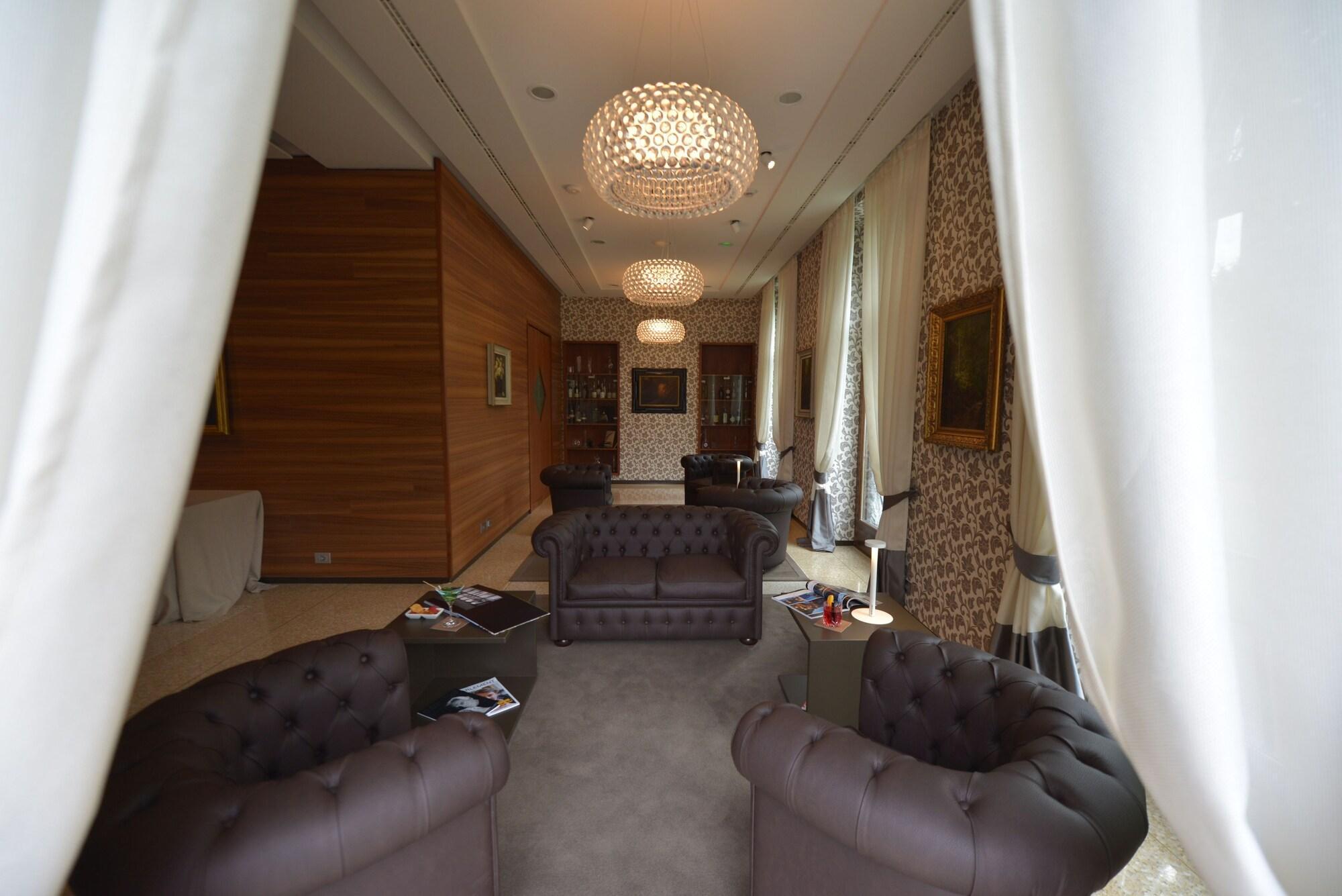 Vista Lobby Villa Lario Resort Mandello