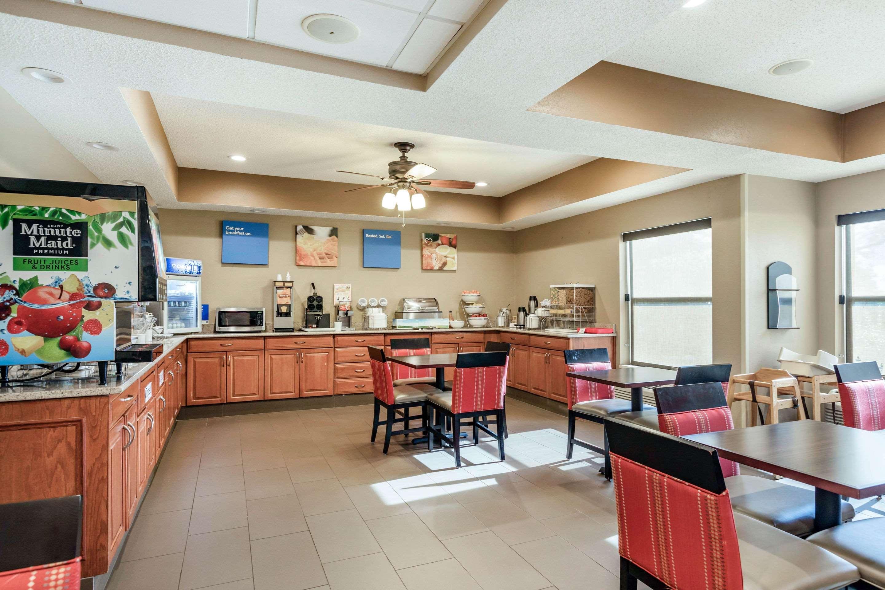 Restaurant Comfort Inn Wings Stadium