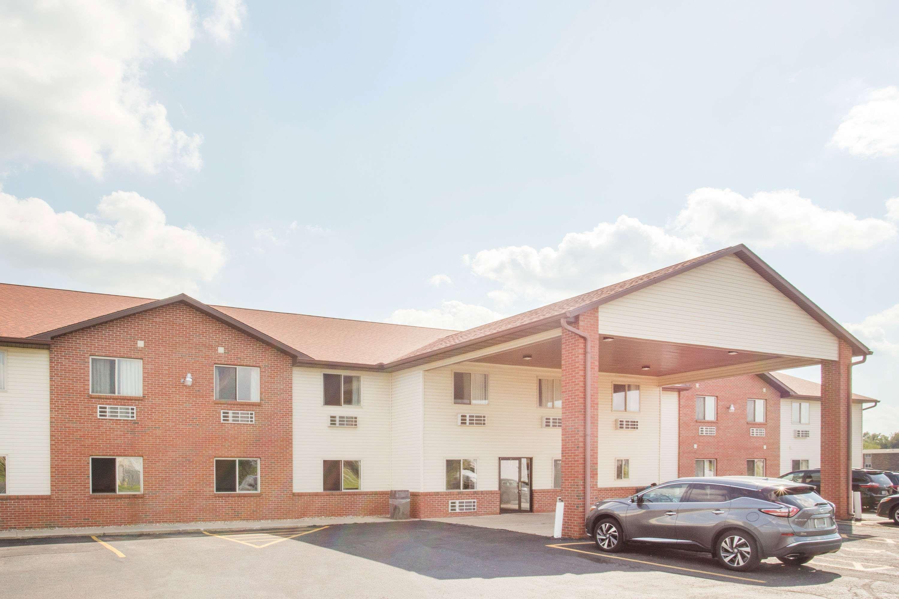 Vista Exterior Super 8 by Wyndham Monmouth IL