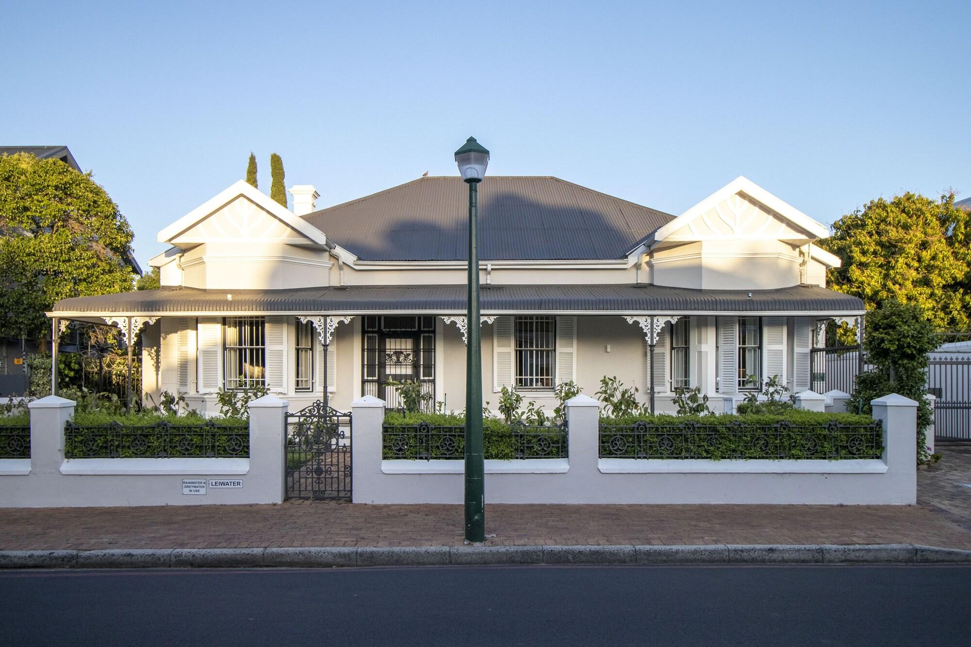 Varios Middedorp Villa and Apartments