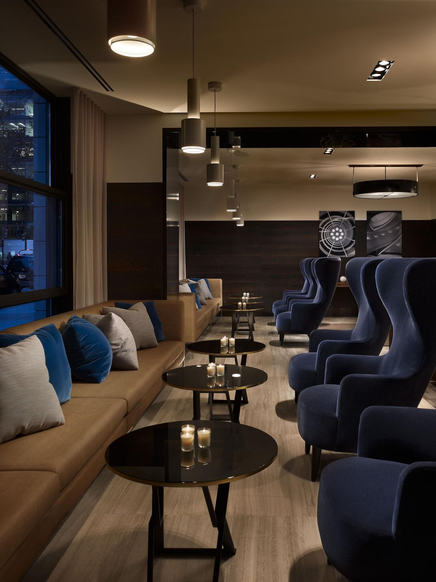 Bar/Salón AKA White House