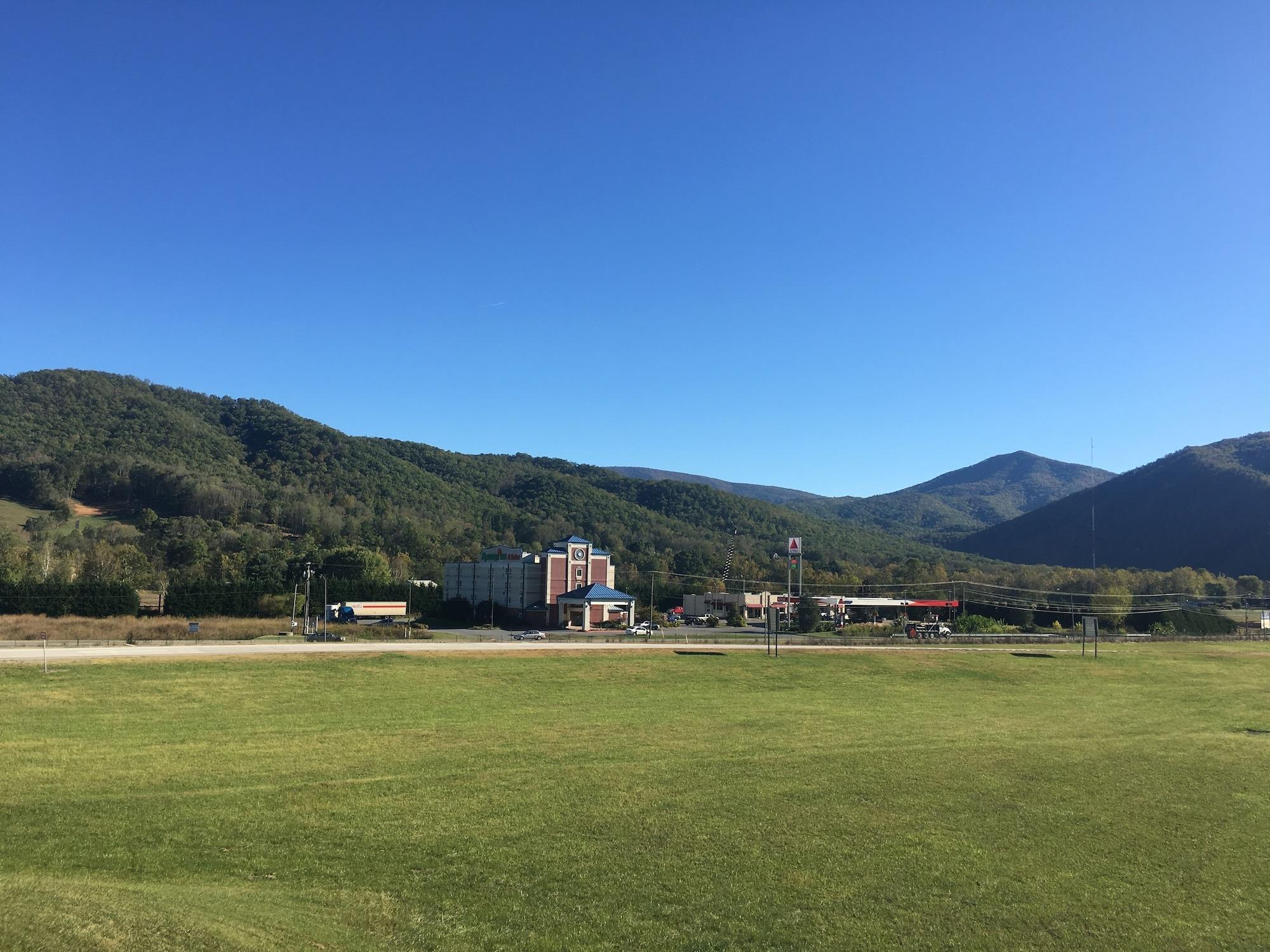 Vista Exterior Mountain Inn & Suites