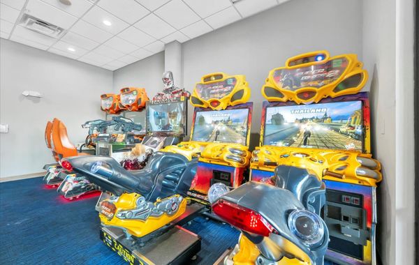2BR With Jacuzzi Arcade 10 Mins to Parks - Hoteles con alberca en Orlando, Florida
