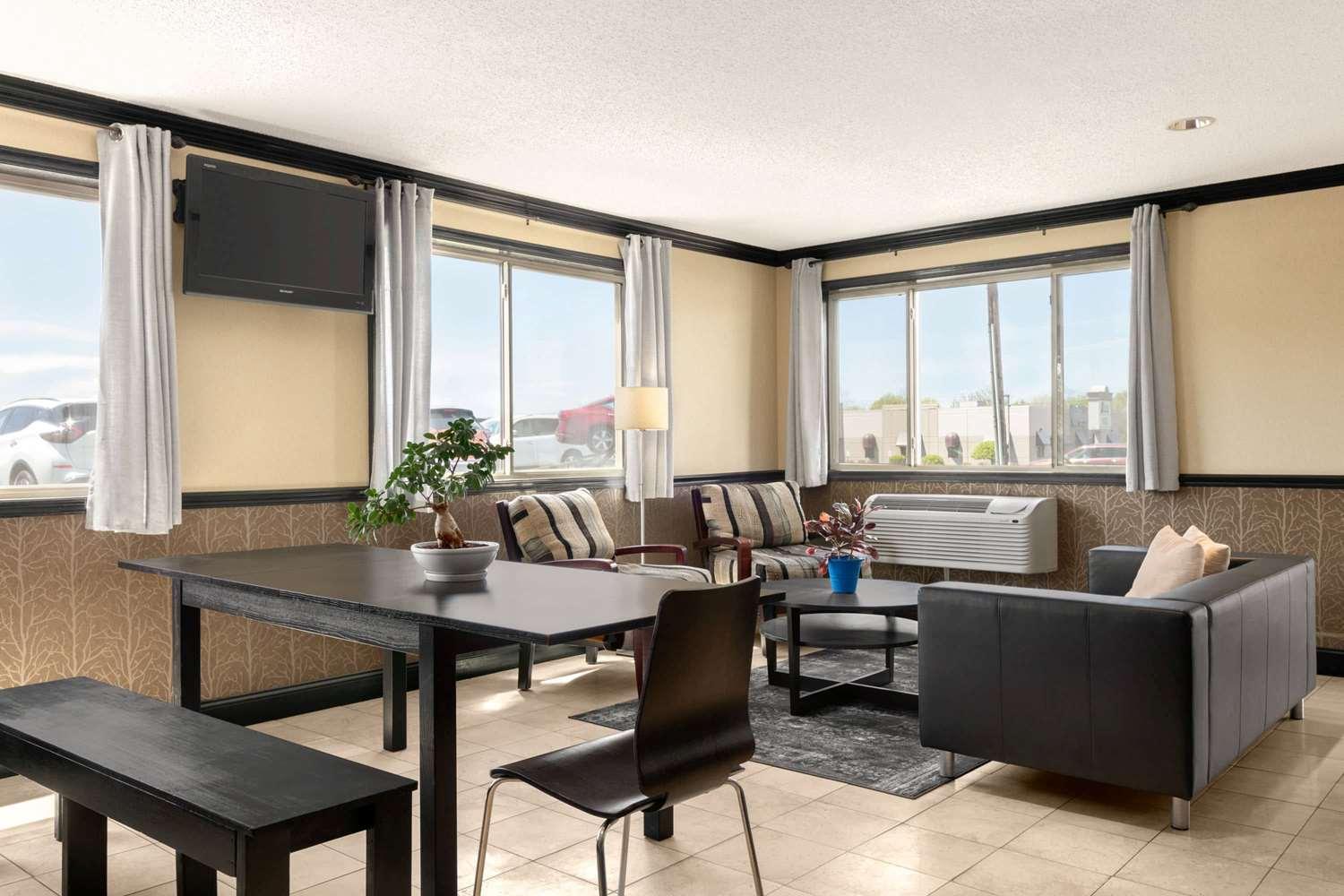 Vista Lobby Super 8 by Wyndham Hanover