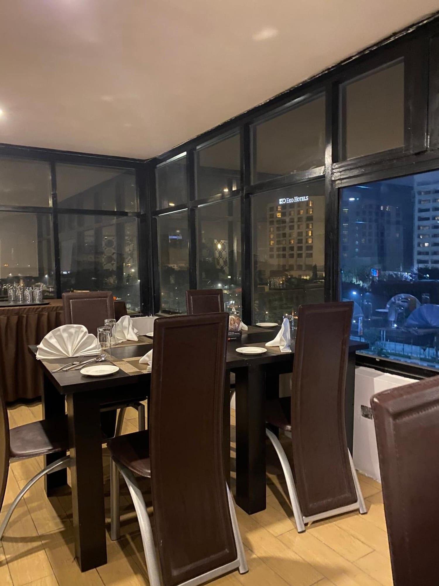 Restaurant Posh Hotel And Suites