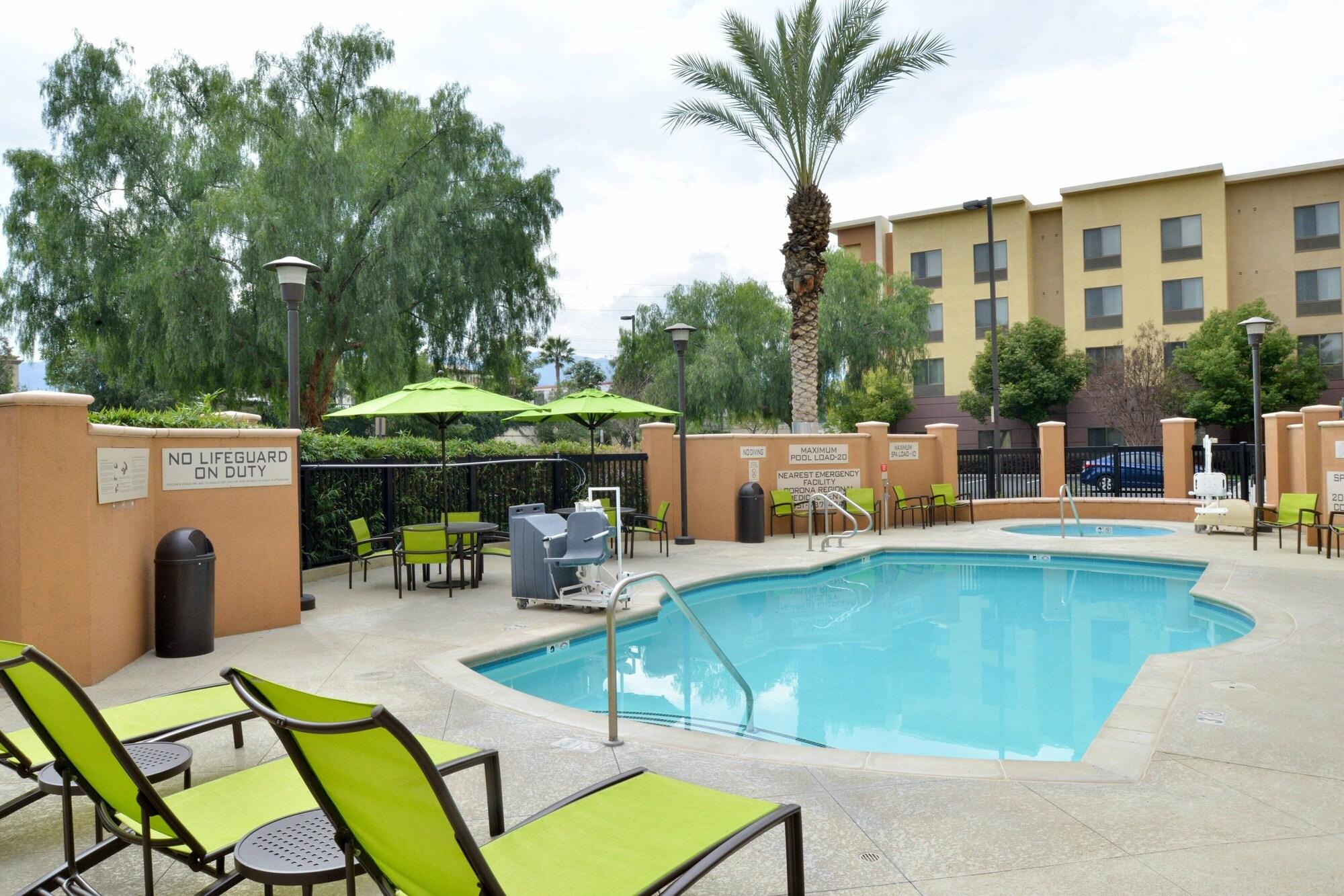 Vista Piscina SpringHill Suites by Marriott Corona Riverside