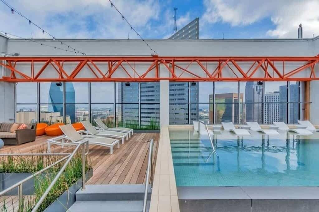 Varios Stunning CozySuites on Elm St. 10