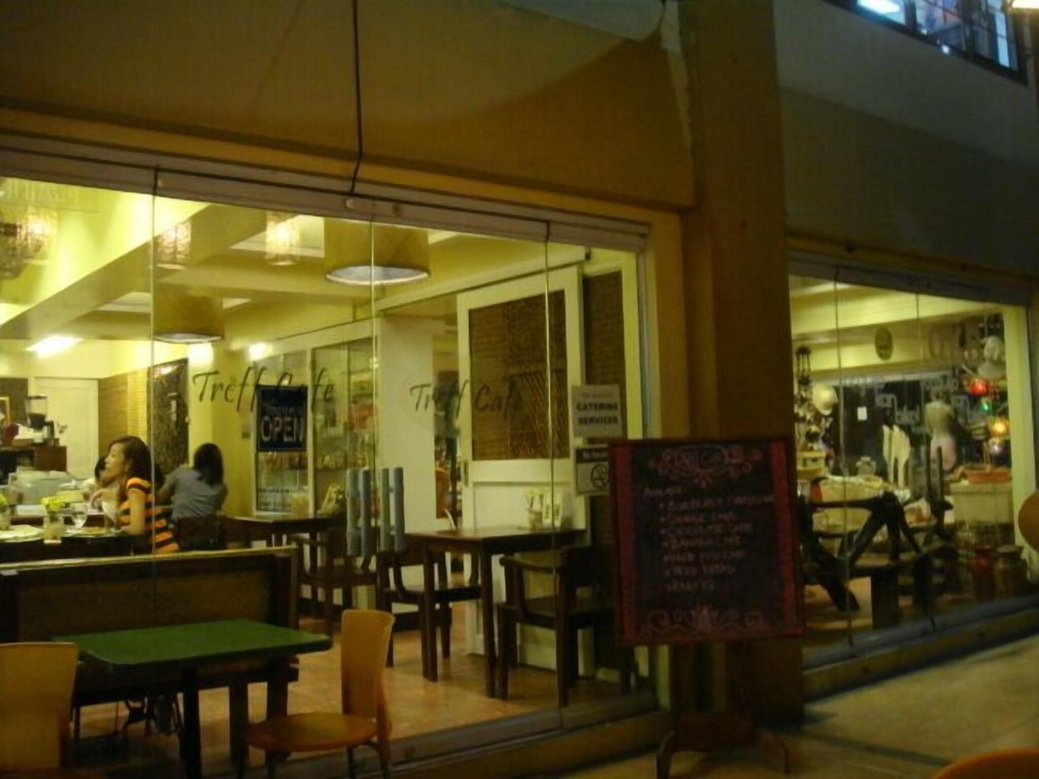 Bar/Salón F2M Tower