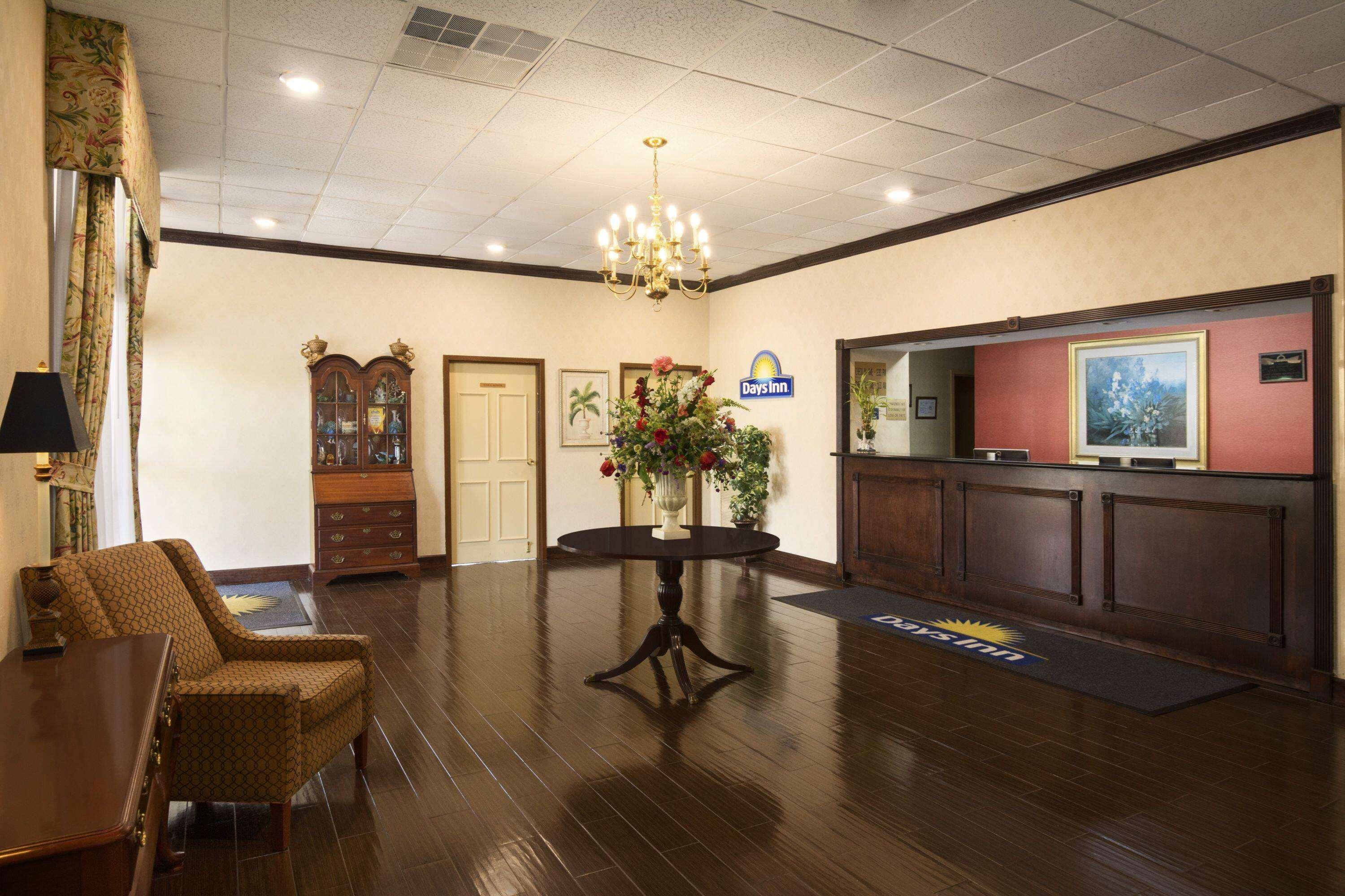 Vista Lobby Days Inn by Wyndham Rome Downtown