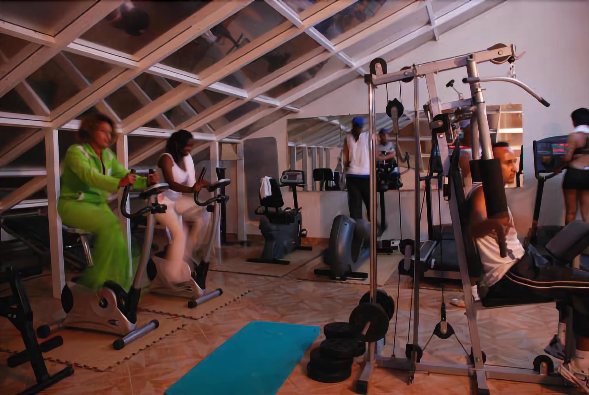 Instalaciones Recreativas Adot Tina Hotel