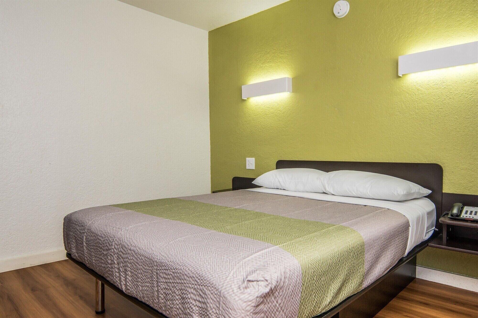 Varios Motel 6 Fort Worth, TX - North