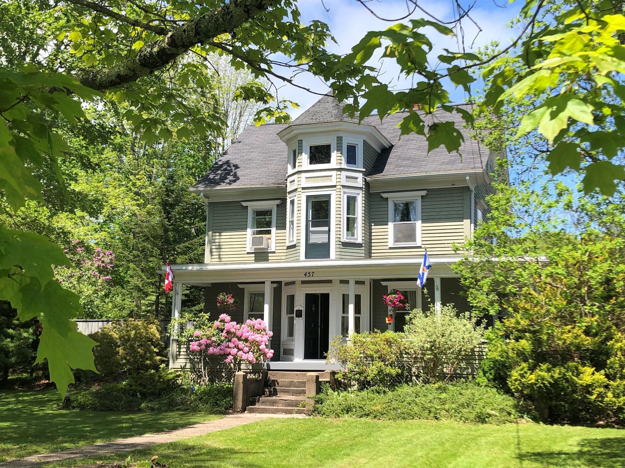 Varios Red Mahone Bed & Breakfast