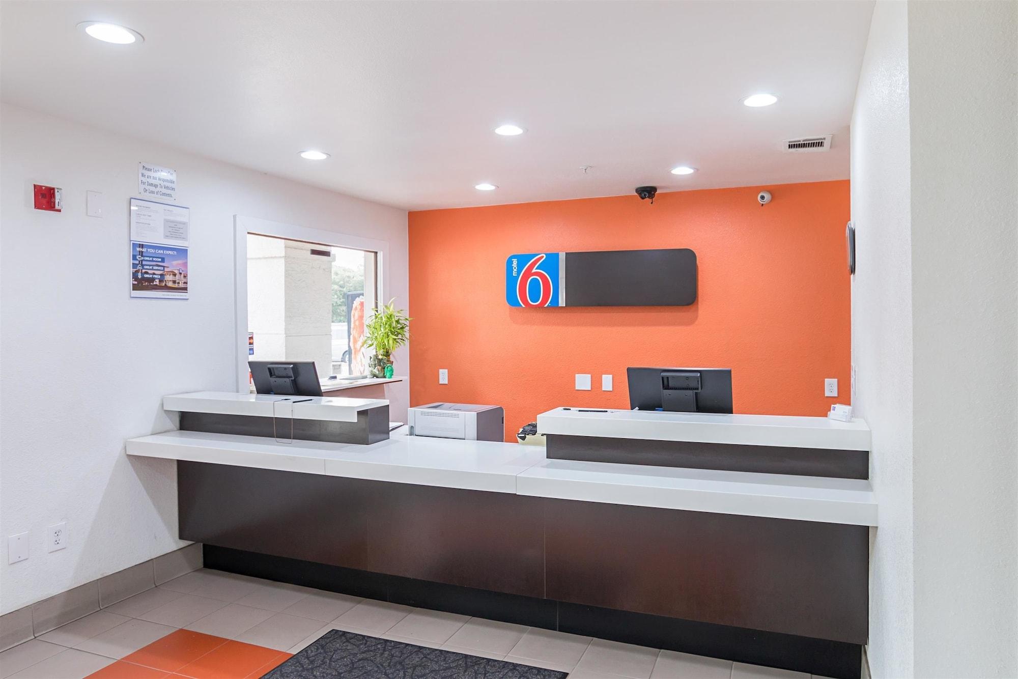 Vista Lobby Motel 6 Grand Prairie, TX - Near Six Flags Drive