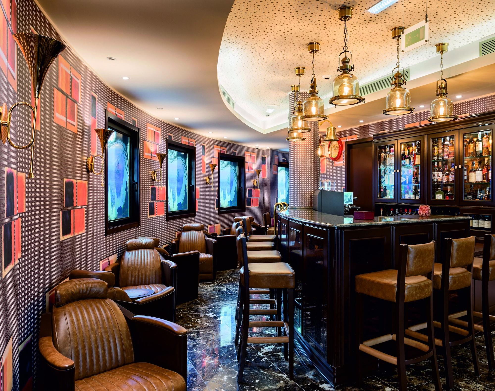 Bar/Salón Hotel Jaguar Oporto - Airport to Hotel and City Center and Vice-Versa is a Free and Continuous Shuttle Service from 7AM to 8PM