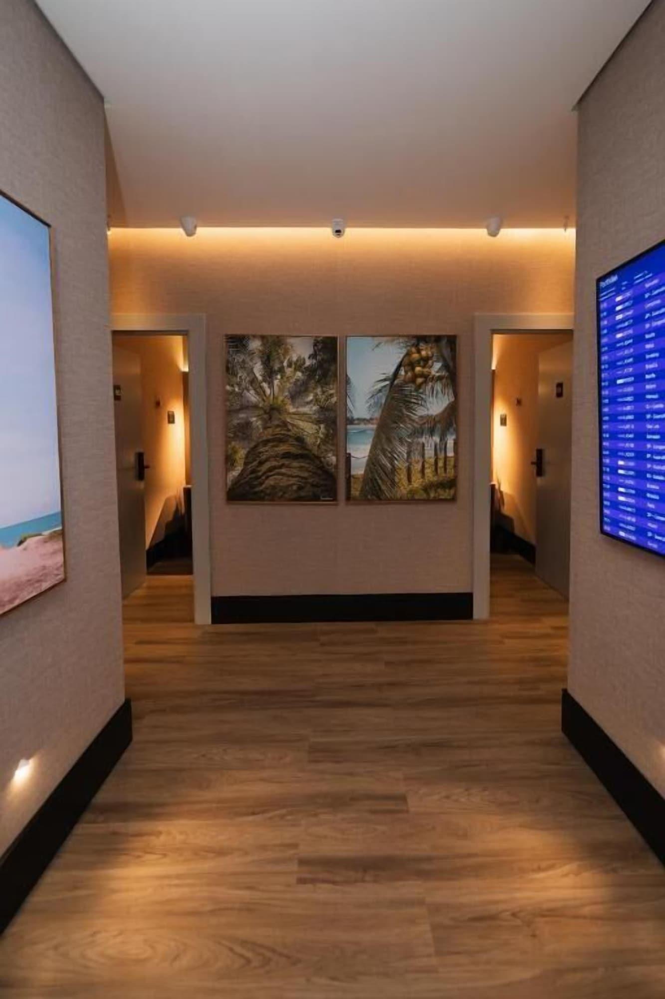 Vista Lobby W Airport Rooms