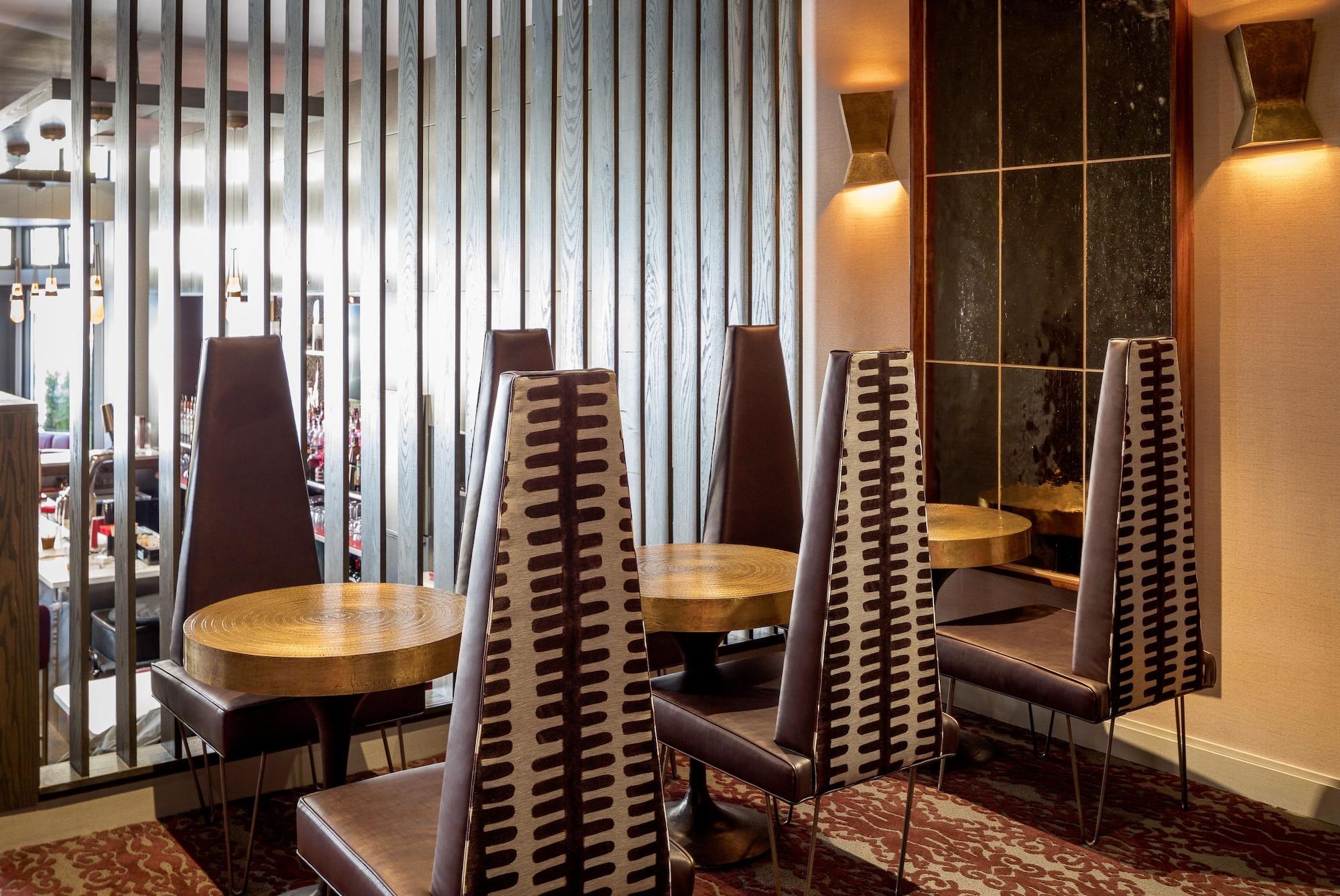 Vista Lobby Charlesmark Hotel