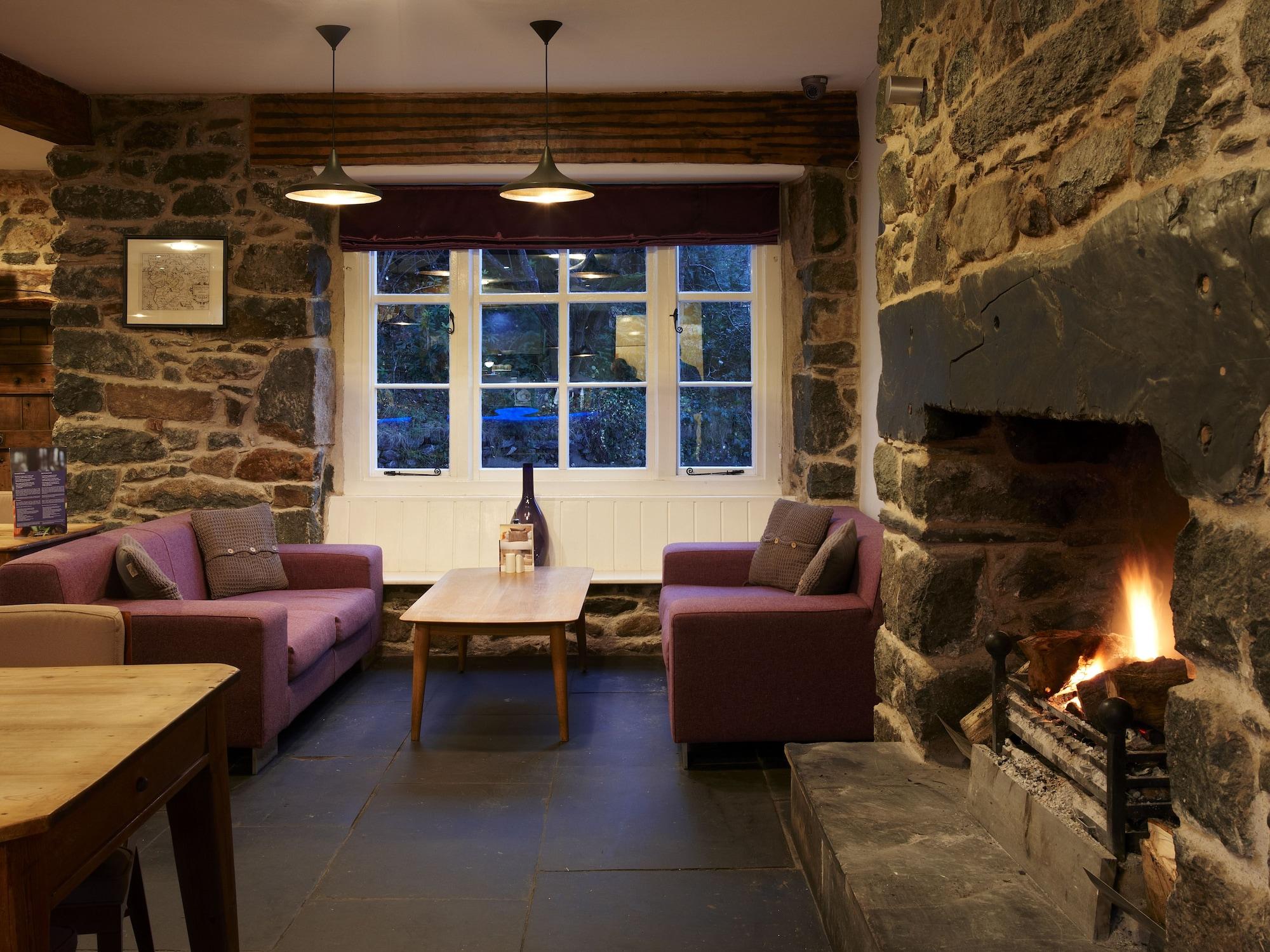 Vista Lobby The Cross Foxes- Bar Grill and Rooms
