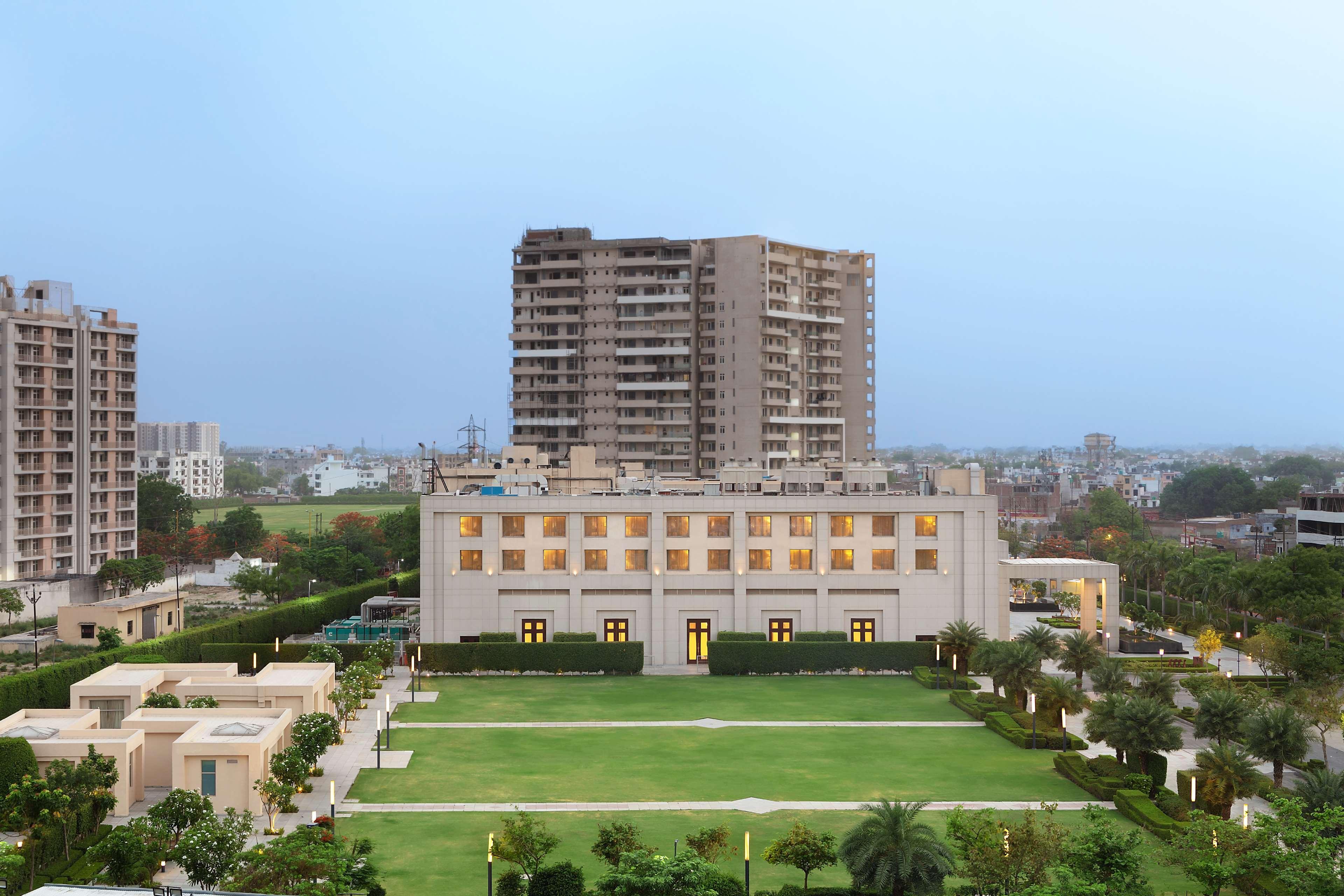 Vista Exterior DoubleTree by Hilton Agra